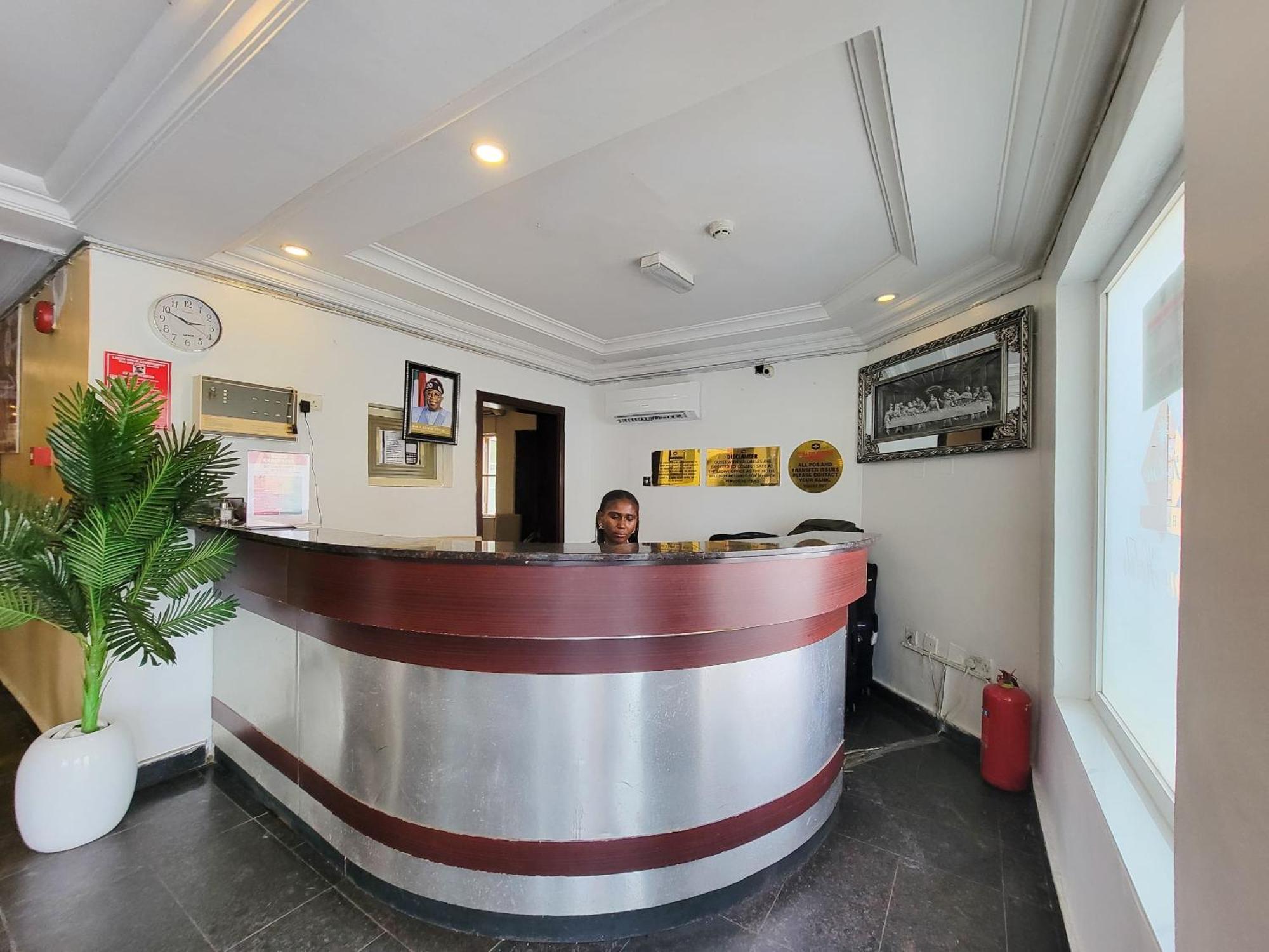 Presken K-One Hotel Ikeja Bagian luar foto